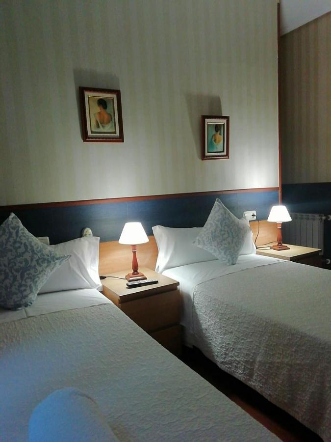 Tweepersoonskamer met 2 Aparte Bedden en Gedeelde Badkamer
