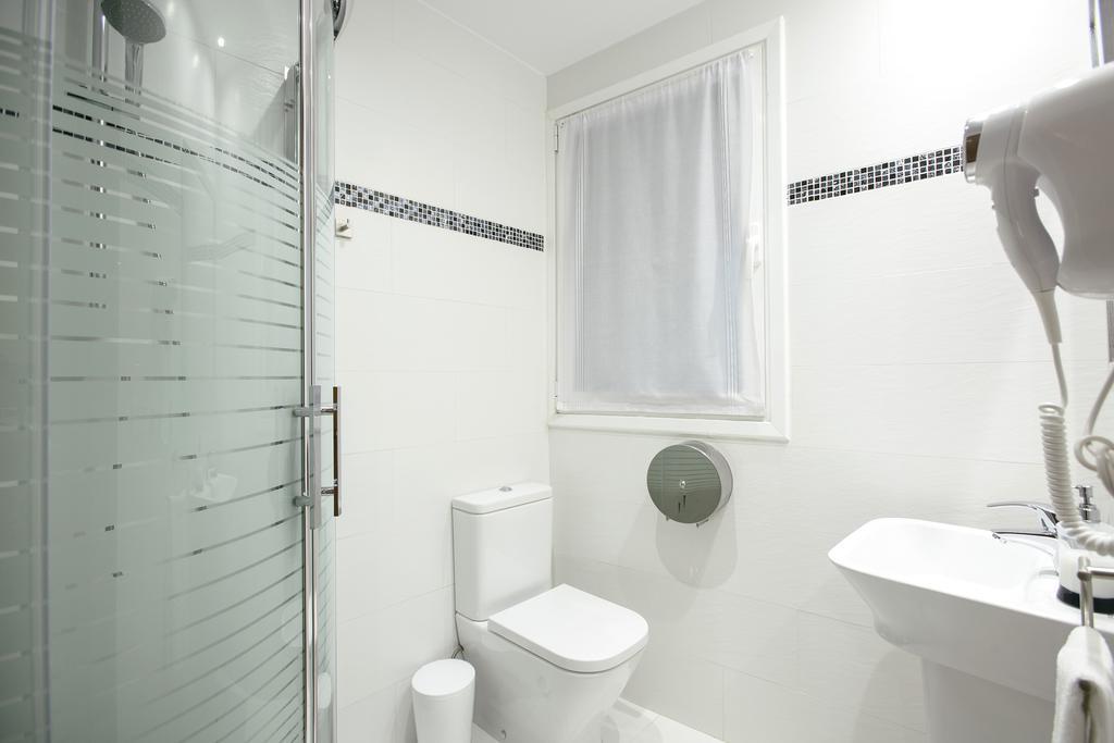 Tweepersoonskamer met Gedeelde Badkamer