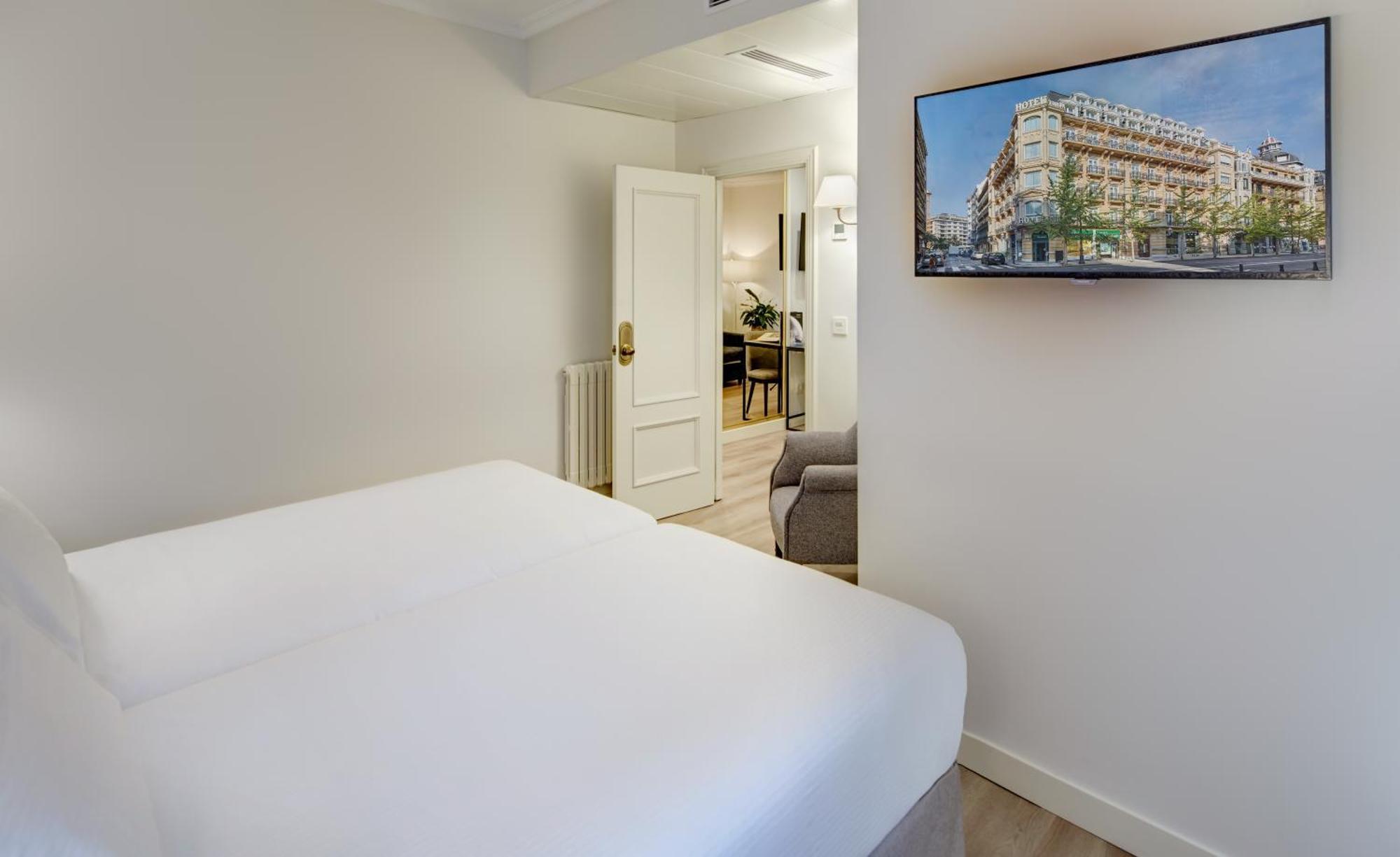 Double Room with Extra Bed (3 Adults),1690932921:JPEG